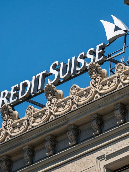 Logo der Schweizer Großbank Credit Suissse an einem klassizistischen Gebäude