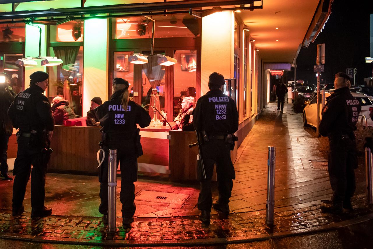 Polizisten sichern während einer Razzia von Zoll und Polizei in Bochum eine Shishabar. Zeitgleich wurden in mehren NRW-Städten mehrer Shishabars durchsucht.