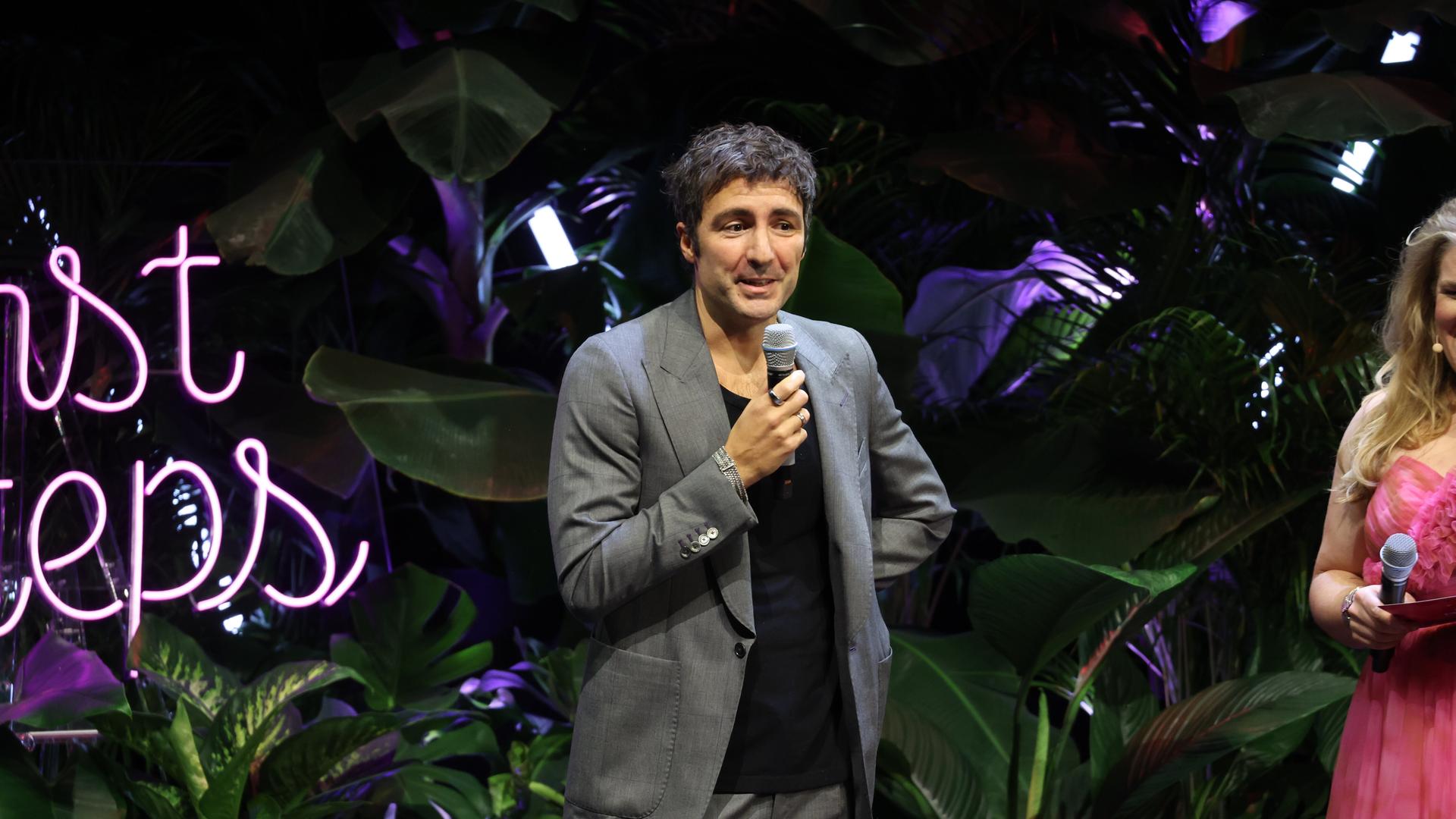 Gisa Flake und Moderator Kurzfilm Ilker Çatak Preisverleihung auf der Buehne bei der FIRST STEPS 2025 Verleihung im Theater des Westens in Berlin