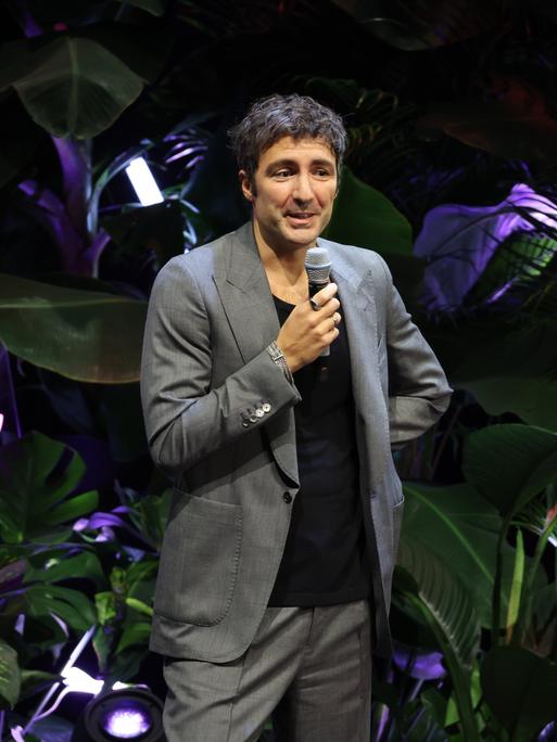 Gisa Flake und Moderator Kurzfilm Ilker Çatak Preisverleihung auf der Buehne bei der FIRST STEPS 2025 Verleihung im Theater des Westens in Berlin