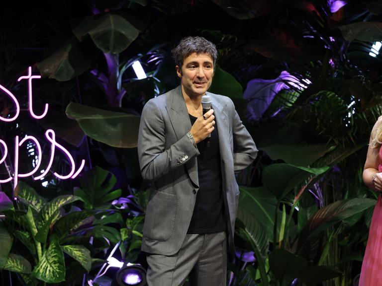 Gisa Flake und Moderator Kurzfilm Ilker Çatak Preisverleihung auf der Buehne bei der FIRST STEPS 2025 Verleihung im Theater des Westens in Berlin