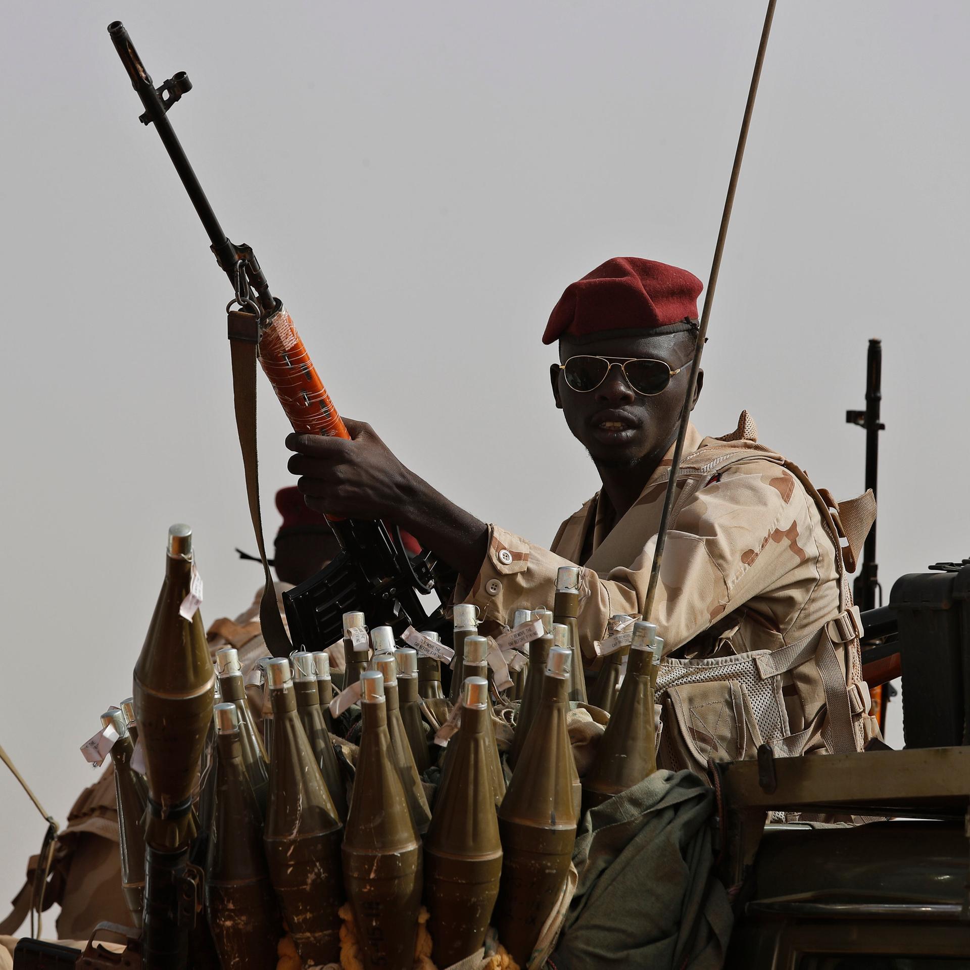 Das Foto aus dem Jahr 2019 zeigt Mitglieder der sudanesischen RSF-Miliz mit Waffen
