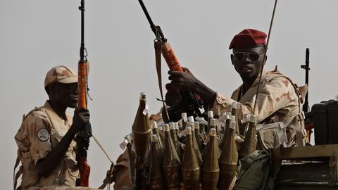 Das Foto aus dem Jahr 2019 zeigt Mitglieder der sudanesischen RSF-Miliz mit Waffen
