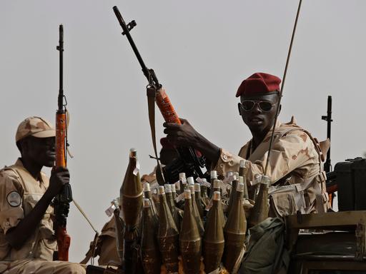 Das Foto aus dem Jahr 2019 zeigt Mitglieder der sudanesischen RSF-Miliz mit Waffen
