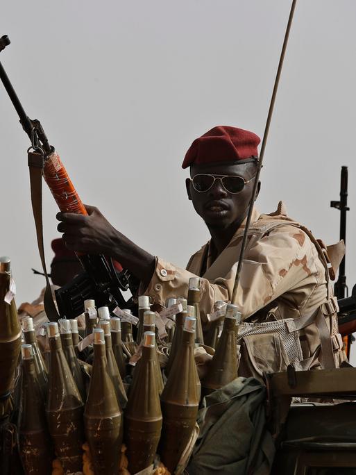 Das Foto aus dem Jahr 2019 zeigt Mitglieder der sudanesischen RSF-Miliz mit Waffen
