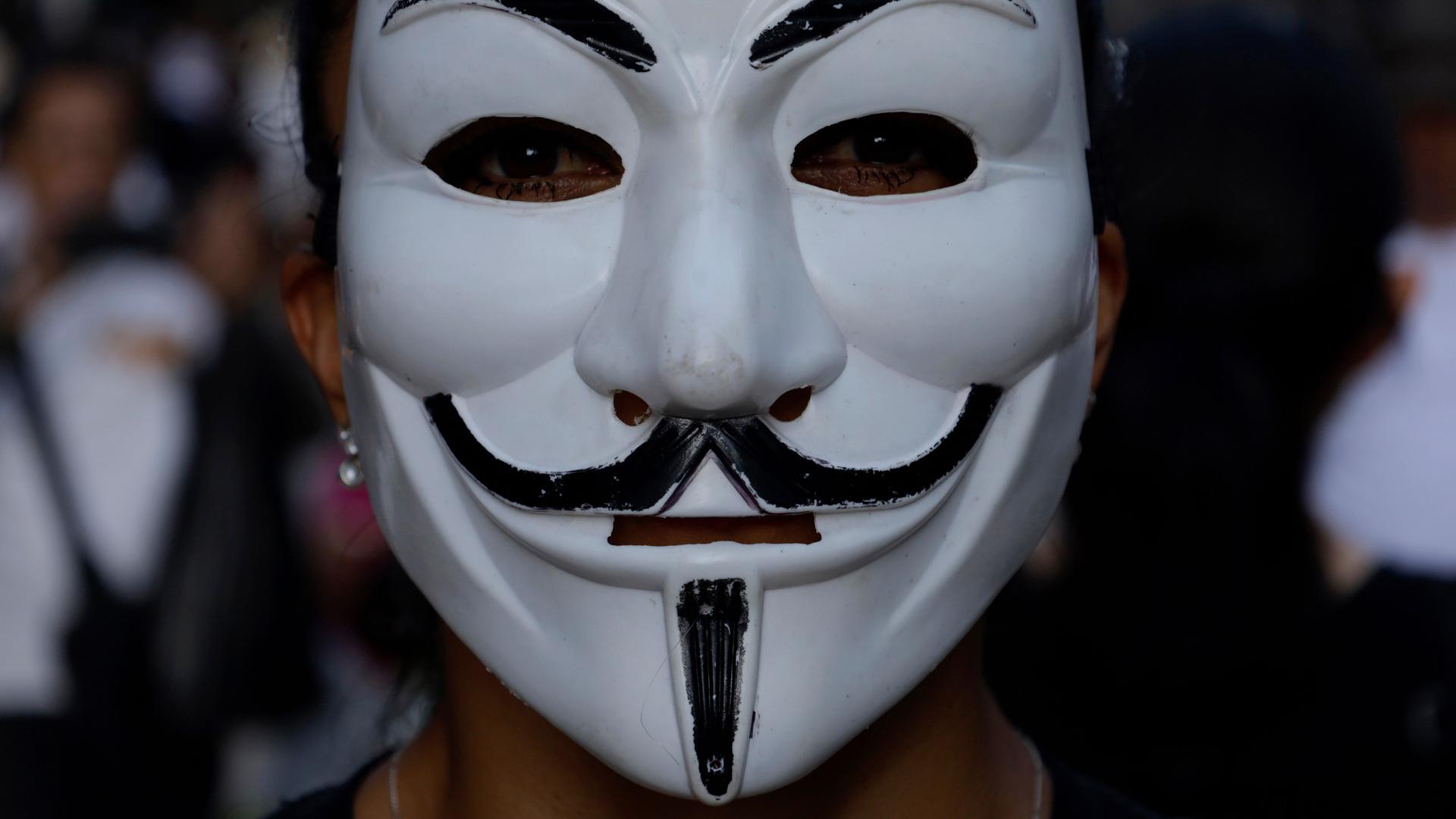 Demonstrantin mit Guy-Fawkes-Maske bei einer Demonstration in Mexiko City