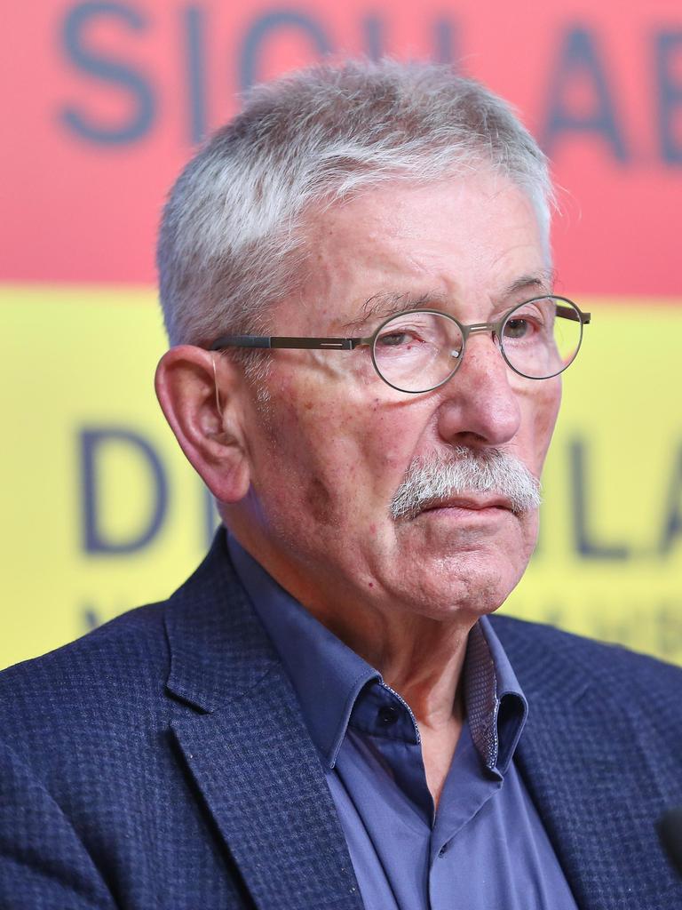 Der Buchautor Thilo Sarrazin vor dem Titelbild seines neuen Buches. 