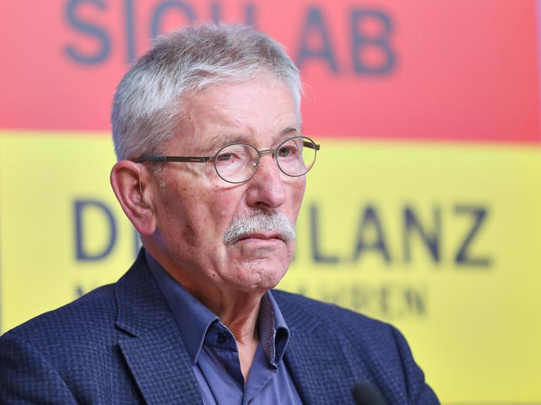 Der Buchautor Thilo Sarrazin vor dem Titelbild seines neuen Buches. 