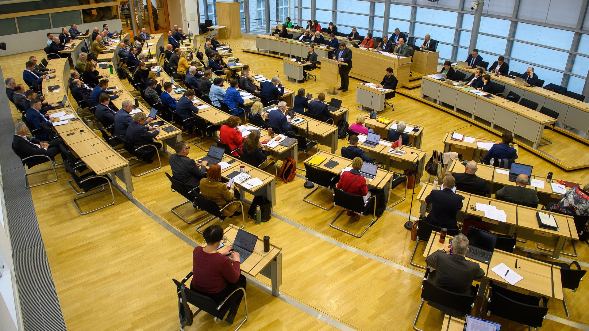 Guido Kosmehl (FDP) steht im Plenarsaal vom Landtag von Sachsen-Anhalt am Rednerpult und spricht zu den Abgeordneten. In der Debatte ging es um einen Entwurf für ein Gesetz zur Parlamentsreform.