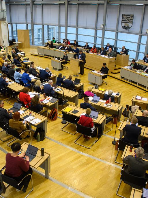 Guido Kosmehl (FDP) steht im Plenarsaal vom Landtag von Sachsen-Anhalt am Rednerpult und spricht zu den Abgeordneten. In der Debatte ging es um einen Entwurf für ein Gesetz zur Parlamentsreform.