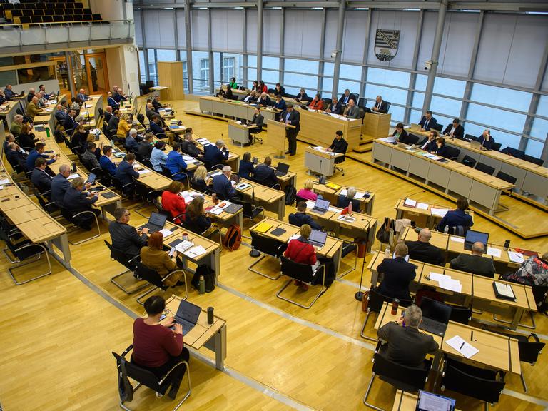 Guido Kosmehl (FDP) steht im Plenarsaal vom Landtag von Sachsen-Anhalt am Rednerpult und spricht zu den Abgeordneten. In der Debatte ging es um einen Entwurf für ein Gesetz zur Parlamentsreform.