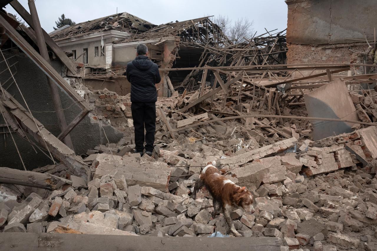 Ein Anwohner betrachtet die Überreste eines von Wohnhäusern umgebenen Industriegebäudes nach einem nächtlichen russischen Raketenangriff in Slowjansk, Ukraine. Foto vom 27. Januar 2024.