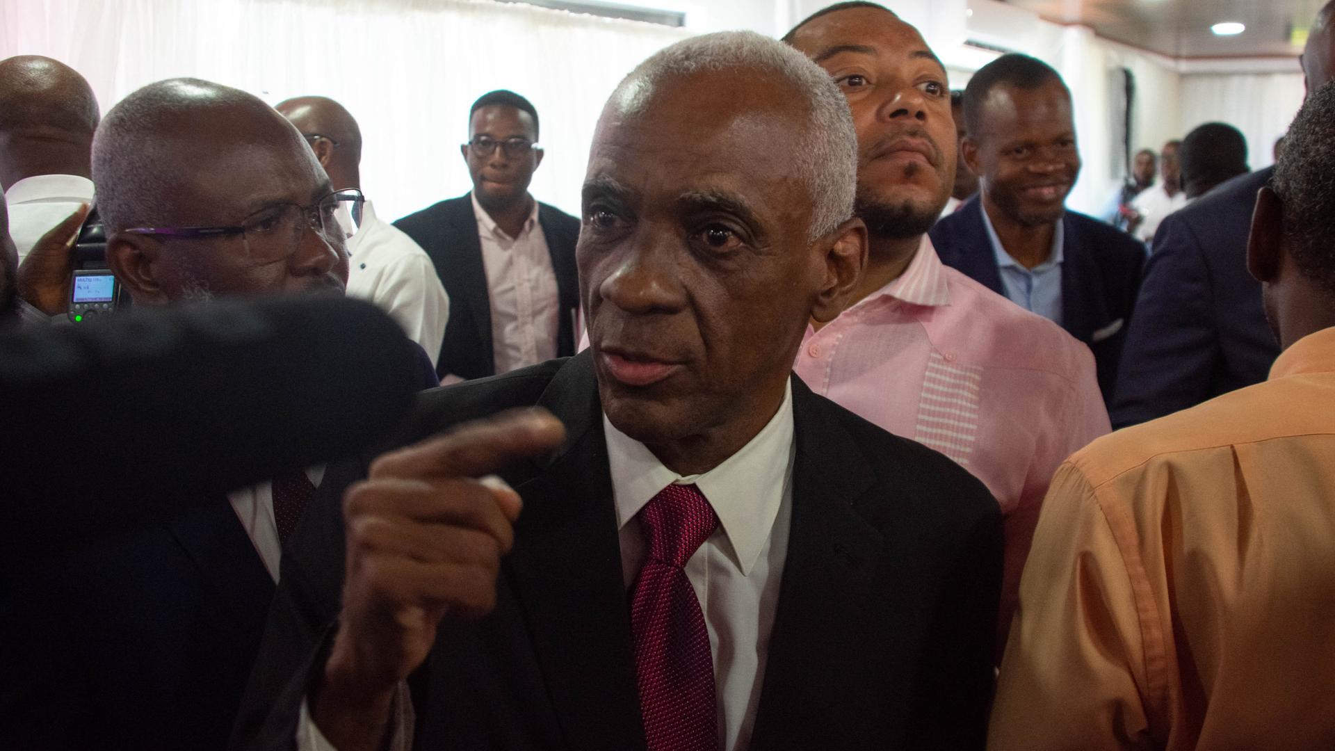 Edgard Leblanc Fils, der neue Vorsitzende des haitianischen Übergangsrates, spricht in der Hauptstadt Port-au-Price zu Medienvertretern.