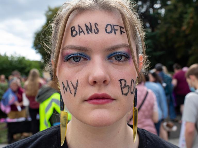 Eine Aktivistin demonstriert für das Recht auf Abtreibung bei einer Demo am 8. Oktober in Washington D.C. (USA). "Verbot weg von meinem Körper" steht auf ihrem Gesicht.