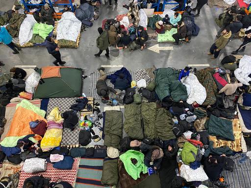 Viele Migranten sind in einer Notunterkunft in der Lagerhalle eines Logistikzentrums nahe der Grenze zu Polen untergebracht, Belarus 2021.