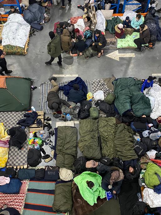 Viele Migranten sind in einer Notunterkunft in der Lagerhalle eines Logistikzentrums nahe der Grenze zu Polen untergebracht, Belarus 2021.