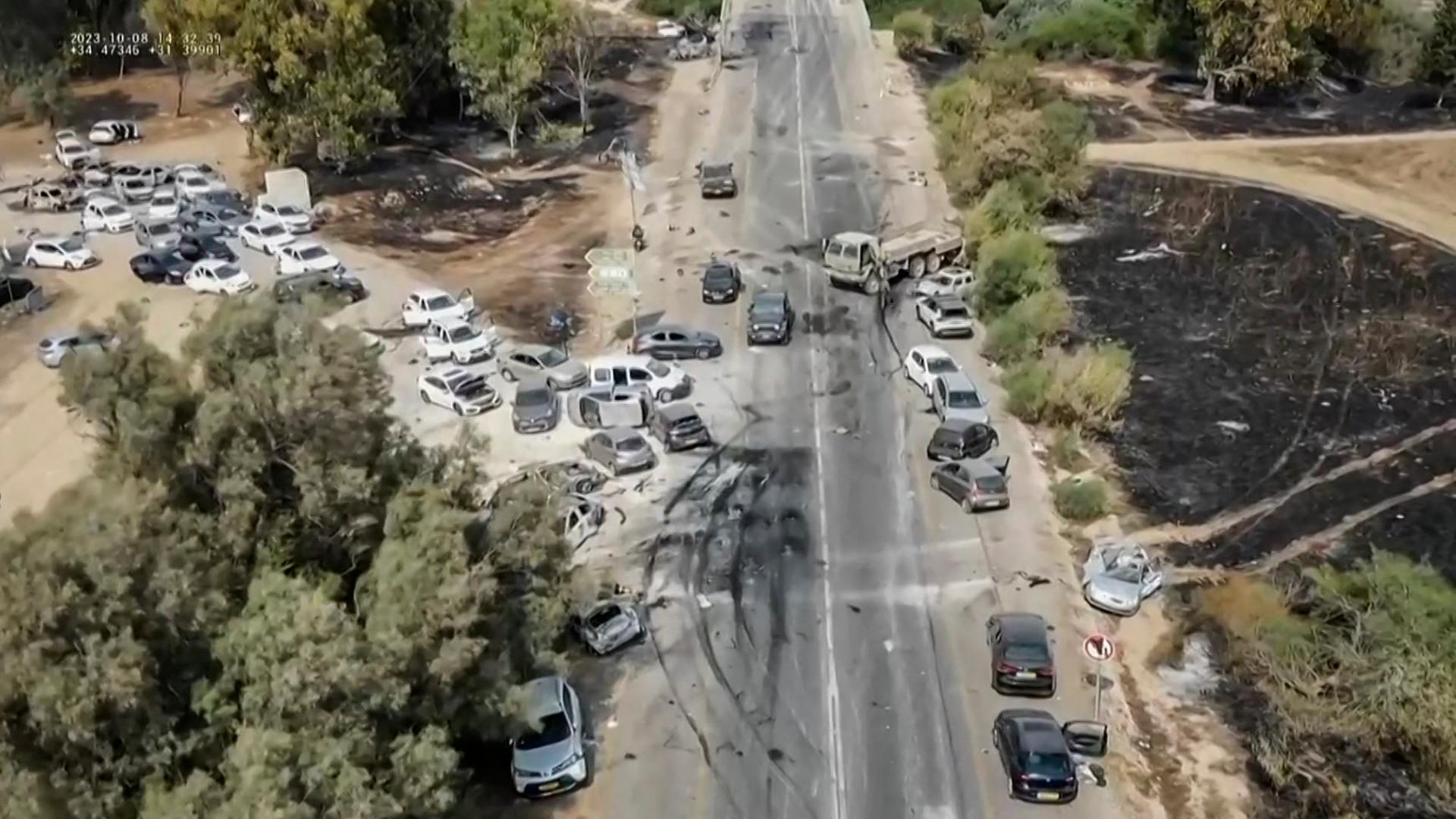 Das Foto zeigt zerstörte Autos von Besuchern bei einem Musik-Festival. Dort haben Hamas-Kämpfer etwa 250 Besucherinnen und Besucher getötet. 