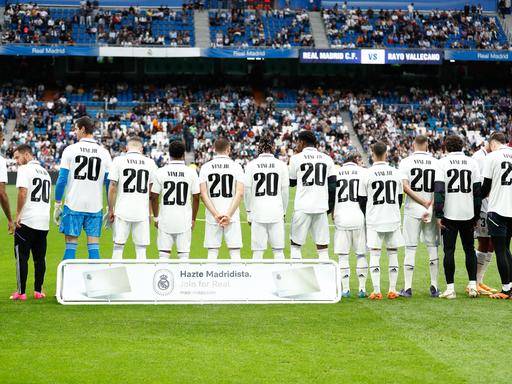 Spieler von Real Madrid tragen ein T-Shirt mit dem Namen von Vinicius Junior als Zeichen der Unterstützung gegen Rassismus während des Fußballspiels um die spanische Meisterschaft La Liga zwischen Real Madrid und Rayo Vallecano