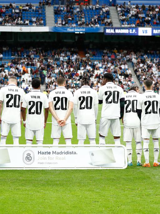Spieler von Real Madrid tragen ein T-Shirt mit dem Namen von Vinicius Junior als Zeichen der Unterstützung gegen Rassismus während des Fußballspiels um die spanische Meisterschaft La Liga zwischen Real Madrid und Rayo Vallecano