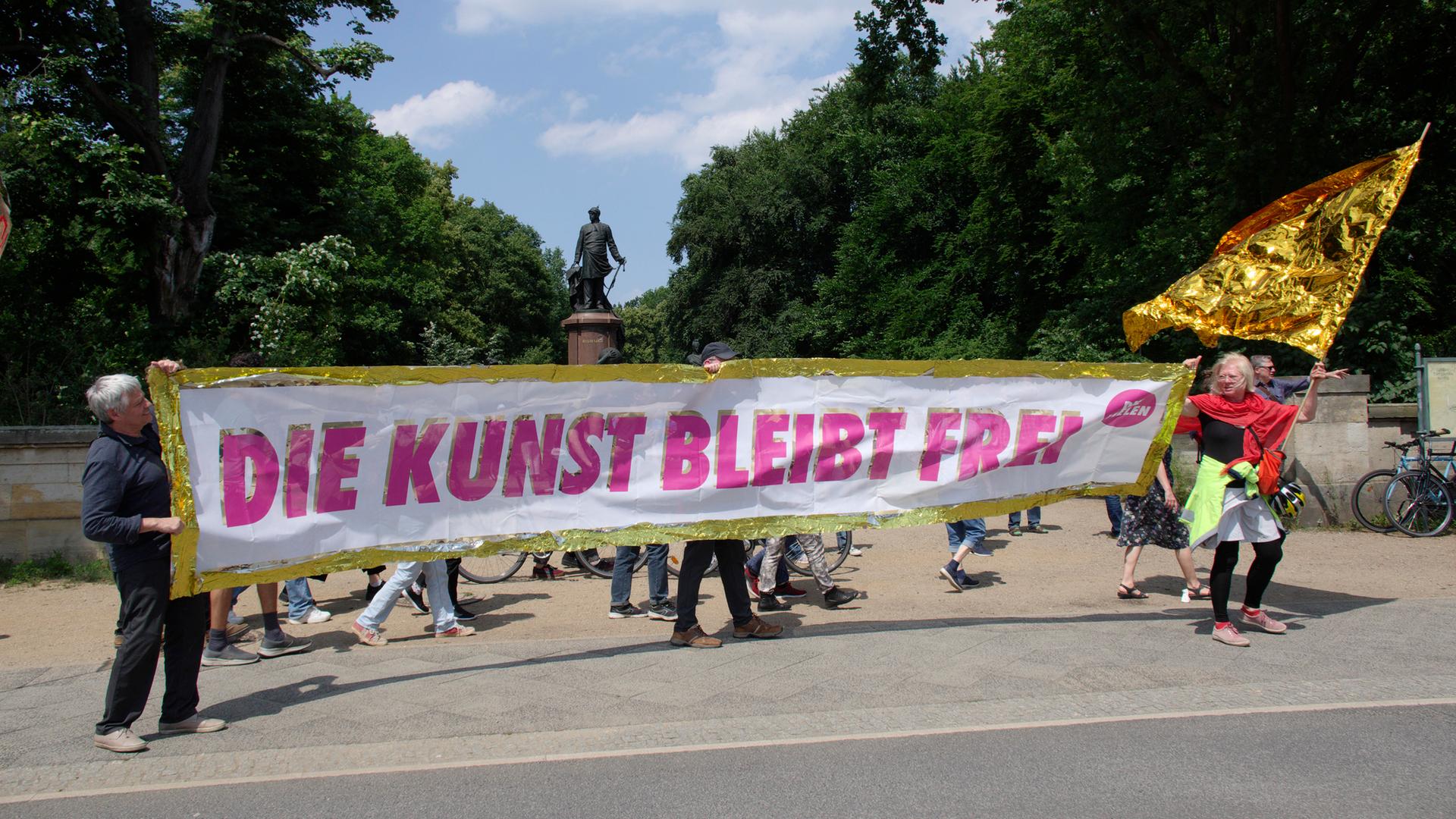 "Die Kunst bleibt frei!" ein Banner auf einer Demo der Kunst- & Kulturschaffenden gegen Rassismus & für Solidarität in Berlin 2024.