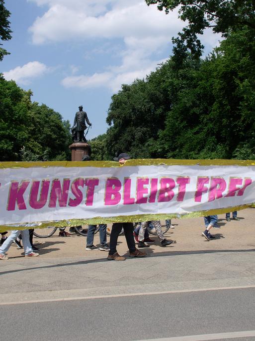 "Die Kunst bleibt frei!" ein Banner auf einer Demo der Kunst- & Kulturschaffenden gegen Rassismus & für Solidarität in Berlin 2024.