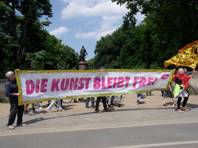 "Die Kunst bleibt frei!" ein Banner auf einer Demo der Kunst- & Kulturschaffenden gegen Rassismus & für Solidarität in Berlin 2024.