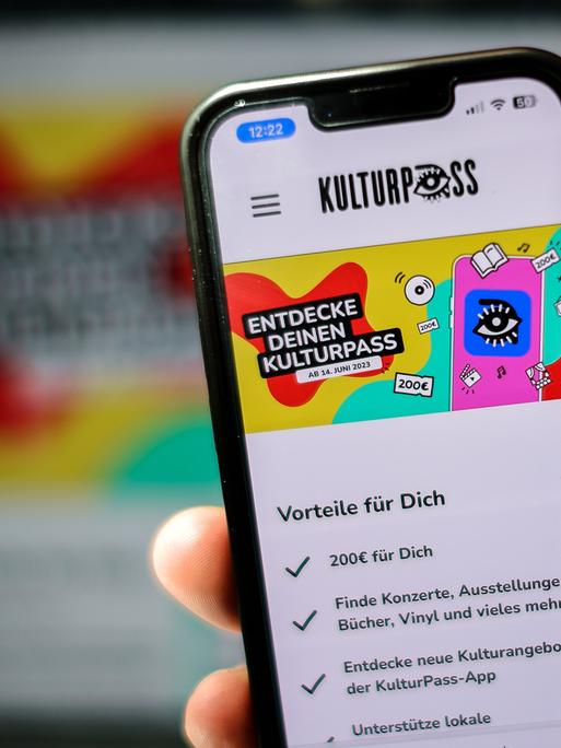 18-Jährige können sich von diesem Mittwoch an in einer App für den Kulturpass registrieren. Mit dem Pass erhalten alle, die im laufenden Jahr 18 Jahre alt sind oder noch werden, 200 Euro für die Nutzung lokaler Kulturangebote.