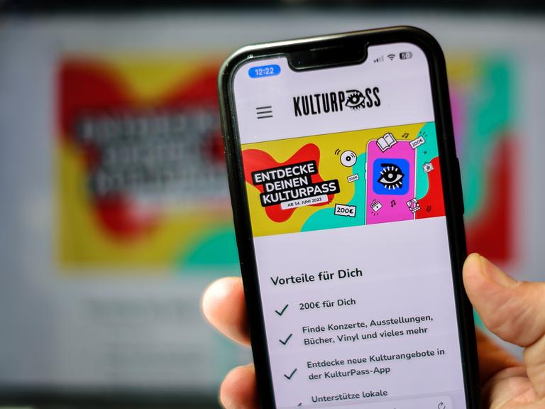 18-Jährige können sich von diesem Mittwoch an in einer App für den Kulturpass registrieren. Mit dem Pass erhalten alle, die im laufenden Jahr 18 Jahre alt sind oder noch werden, 200 Euro für die Nutzung lokaler Kulturangebote.