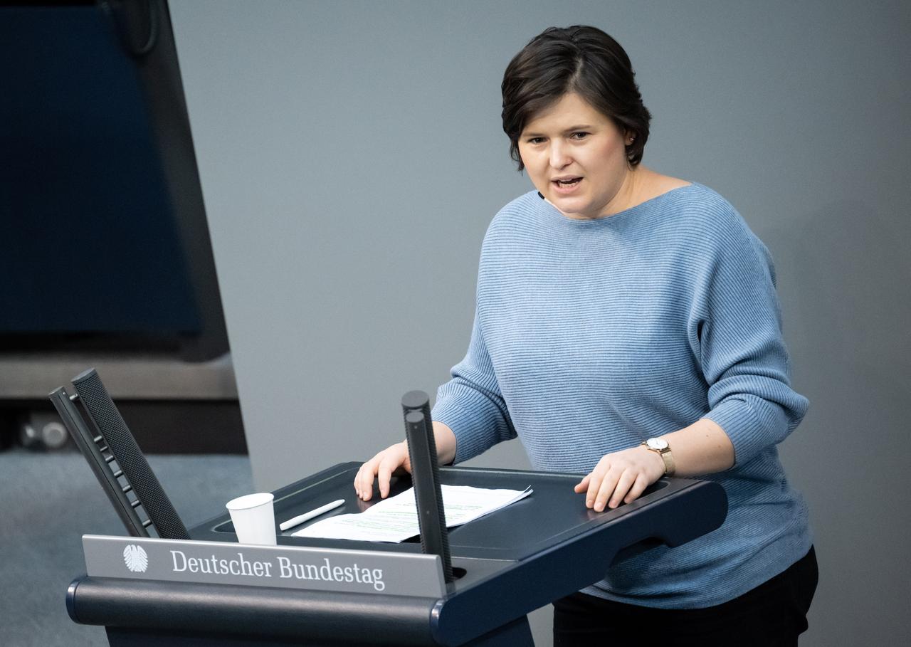 Sara Nanni (Bündnis 90/Die Grünen) spricht bei der Plenarsitzung im Deutschen Bundestag. Hauptthema der 15. Sitzung der 20. Legislaturperiode ist, neben der Regierungserklärung durch den Bundesminister für Wirtschaft und Klimaschutz zum Jahreswirtschaftsbericht 2022, der Antrag der Bundesregierung zur Fortsetzung des Einsatzes bewaffneter deutscher Streitkräfte im Irak.