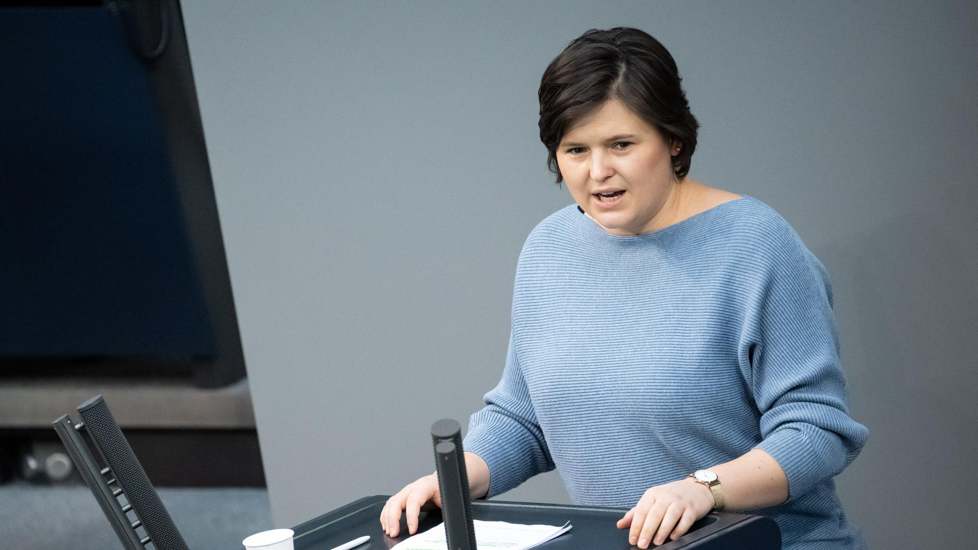 Sara Nanni (Bündnis 90/Die Grünen) spricht im Bundestag.