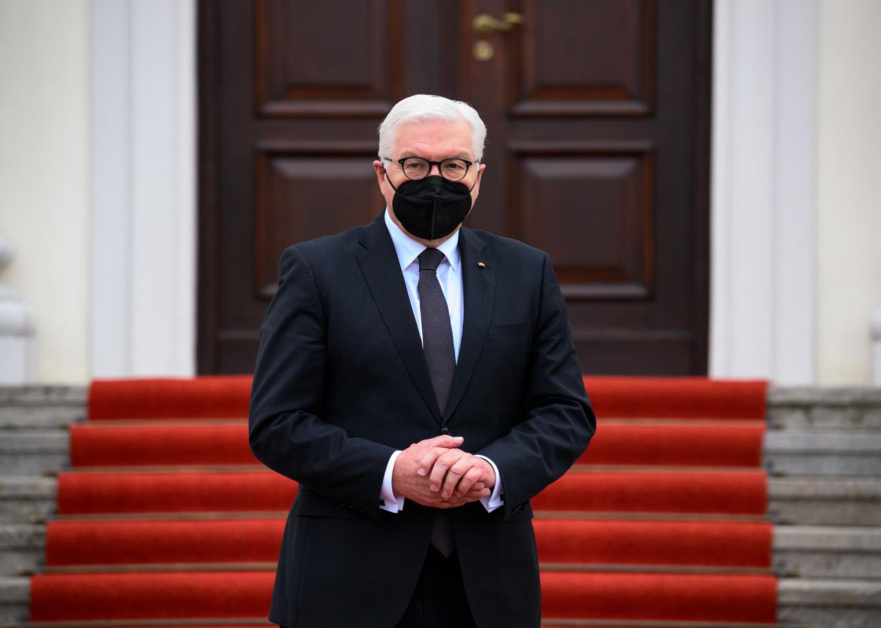 Bundespräsident Frank-Walter Steinmeier mit einer schwarzen FFP2-Maske