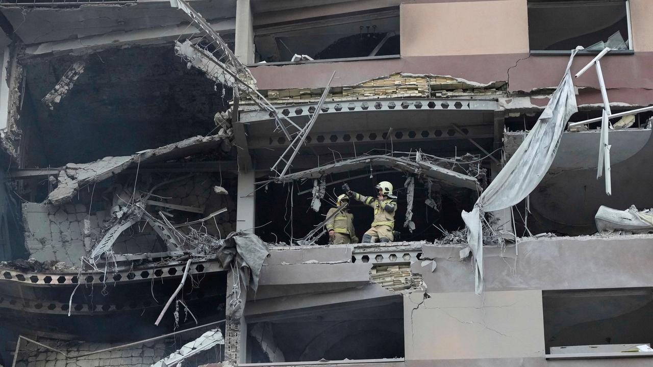 Feuerwehrleute arbeiten nach israelischen Angriffen am Ort einer Explosion in einer Wohnanlage im Norden von Teheran. 