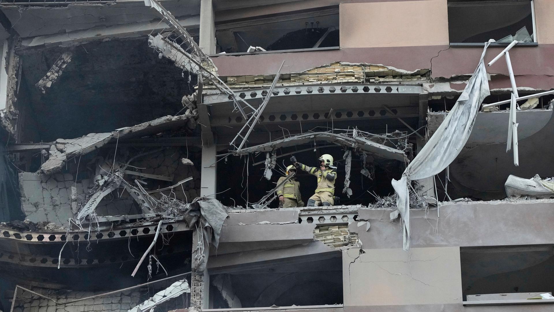 Feuerwehrleute arbeiten nach israelischen Angriffen am Ort einer Explosion in einer Wohnanlage im Norden von Teheran. Feuerwehrleute arbeiten nach israelischen Angriffen am Ort einer Explosion in einer Wohnanlage im Norden von Teheran.