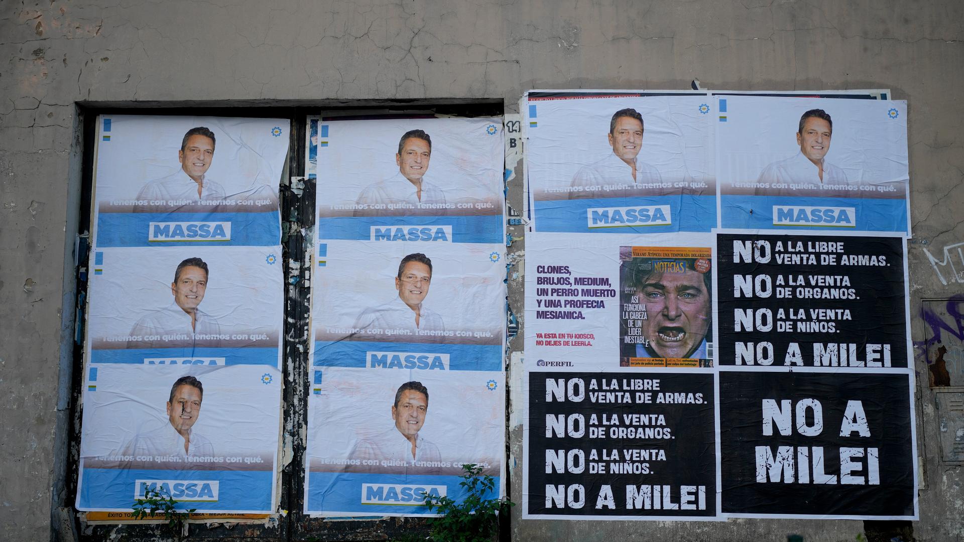 Wahlplakate hängen an einer Wand. Wahlplakate hängen an einer Wand.