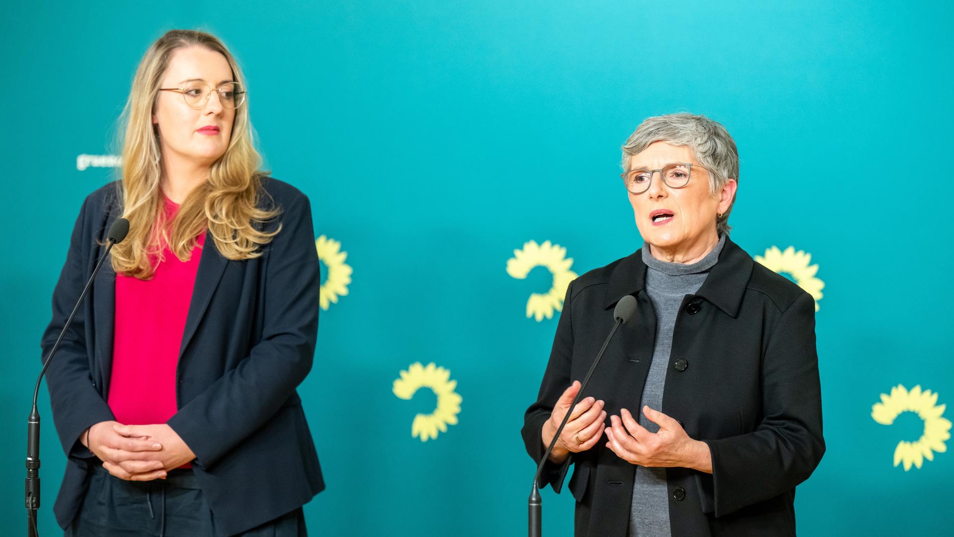 Britta Haßelmann, Bundestags Fraktionsvorsitzende von Bündnis 90/Die Grünen, spricht neben Katharina Dröge (l), Bundestags Fraktionsvorsitzende von Bündnis 90/Die Grünen