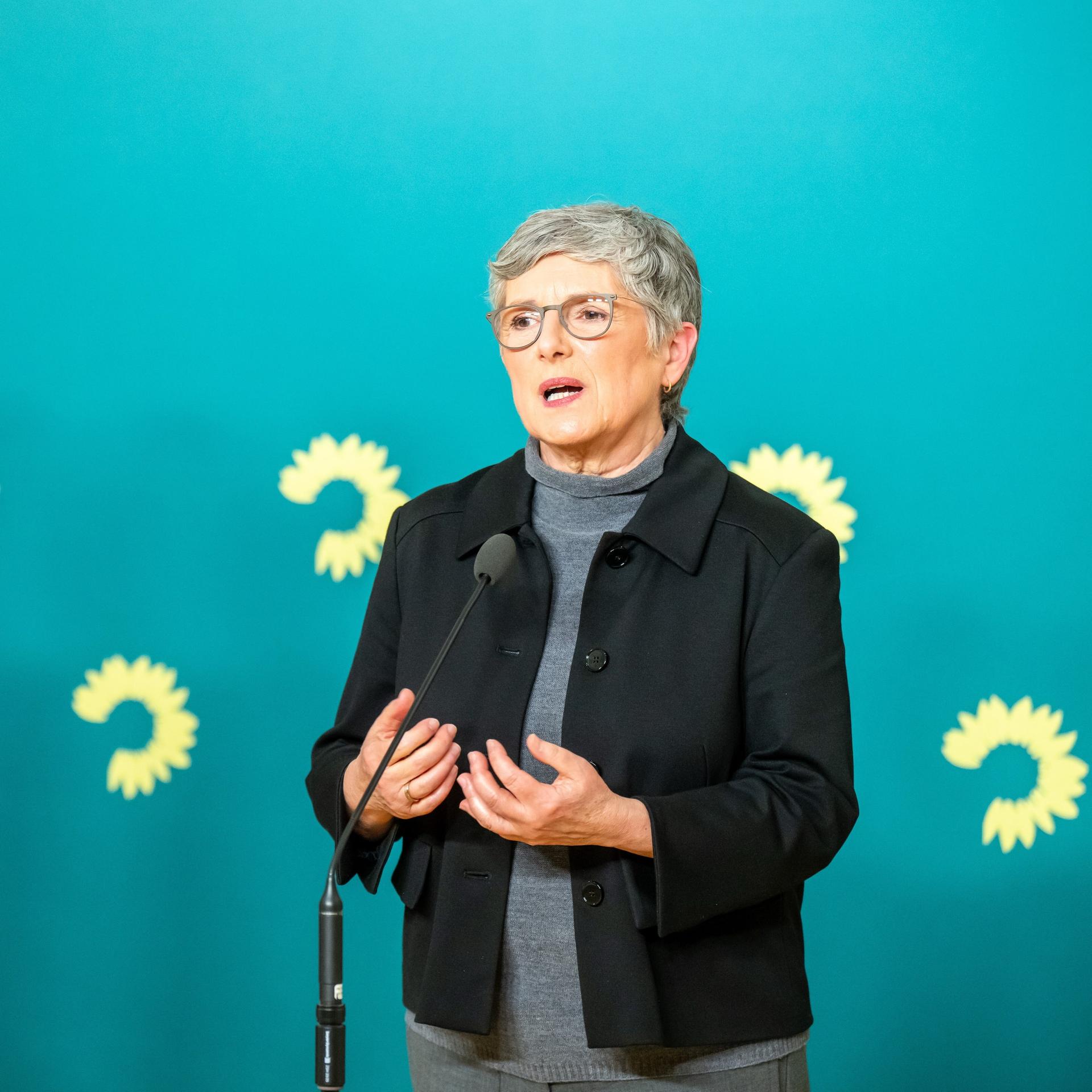 Britta Haßelmann, Bundestags Fraktionsvorsitzende von Bündnis 90/Die Grünen, spricht neben Katharina Dröge (l), Bundestags Fraktionsvorsitzende von Bündnis 90/Die Grünen