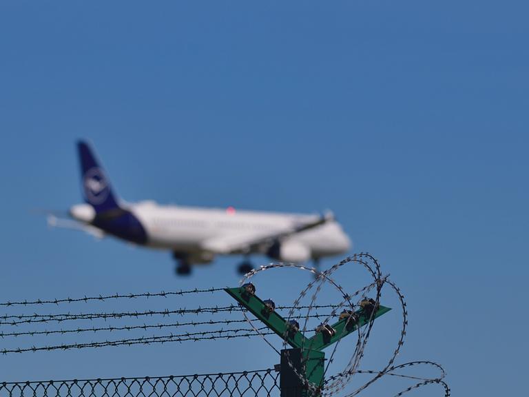 Blick auf ein startendes Flugzeug am Flughafen Frankfurt am Main, einen Abschiebeflug