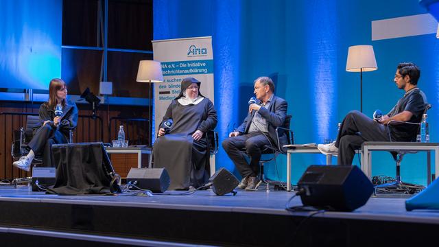 Das Foto zeigt Moderatorin Sina Fröhndrich, Schwester Emmanuela Kohlhaas, Ewald Lienen und Juri Rother auf der Bühne im Kölner Funkhaus.