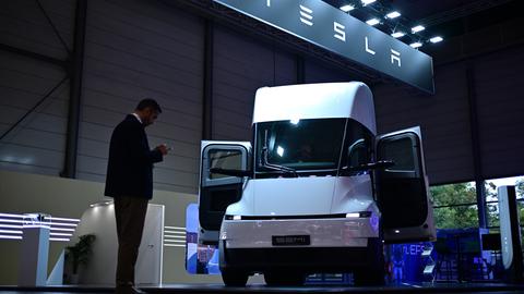 Ein Elektro-LKW Tesla Semi steht am Stand von Tesla bei der Internationalen Automobil-Ausstellung IAA Transportation in der Messe Hannover.
