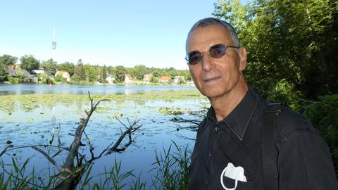 Michael Wolffsohn steht vor einem See