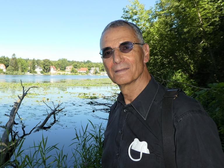 Michael Wolffsohn steht vor einem See