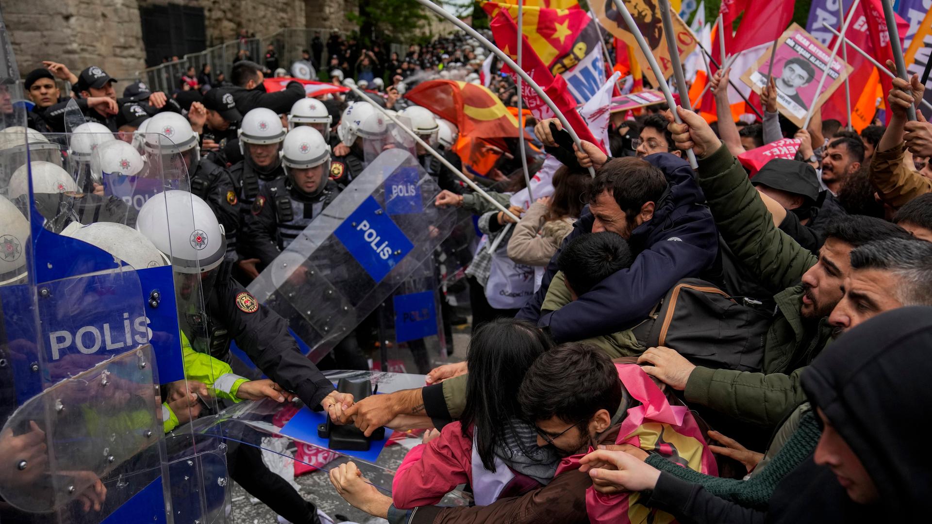 Türkische Polizisten bei Auseinandersetzungen mit Demonstranten in Istanbul
