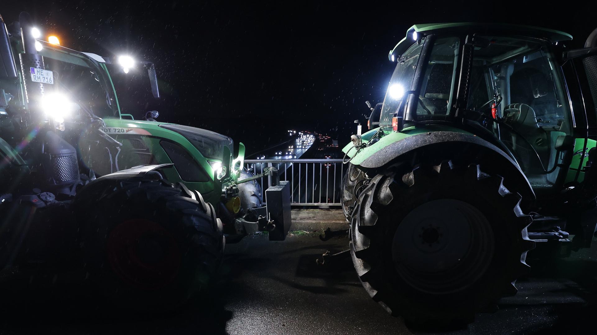 Düsseldorf: Landwirte stehen mit Traktoren auf einer Brücke über der A3. Düsseldorf: Landwirte stehen mit Traktoren auf einer Brücke über der A3.