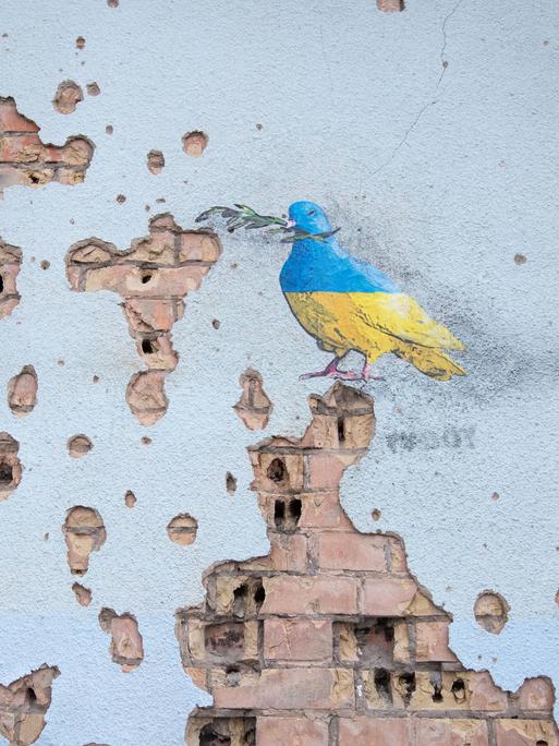 Ein Werk des italienischen Street Art Künstlers Tvboy an der Wand des beschädigten Kulturhauses in Irpin nahe Kiew