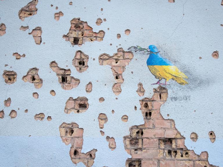 Ein Werk des italienischen Street Art Künstlers Tvboy an der Wand des beschädigten Kulturhauses in Irpin nahe Kiew