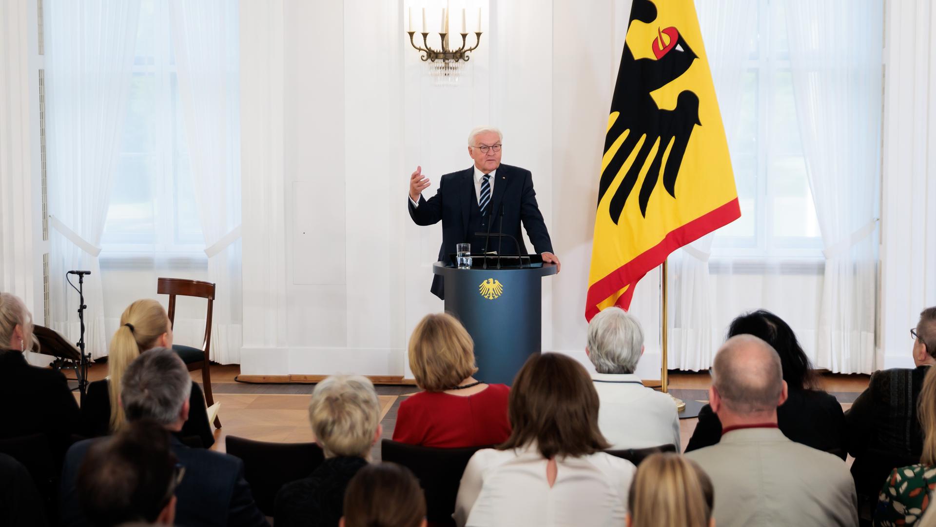 Berlin: Bundespräsident Frank-Walter Steinmeier spricht bei der Verleihung des Verdienstordens zum Tag der Deutschen Einheit.