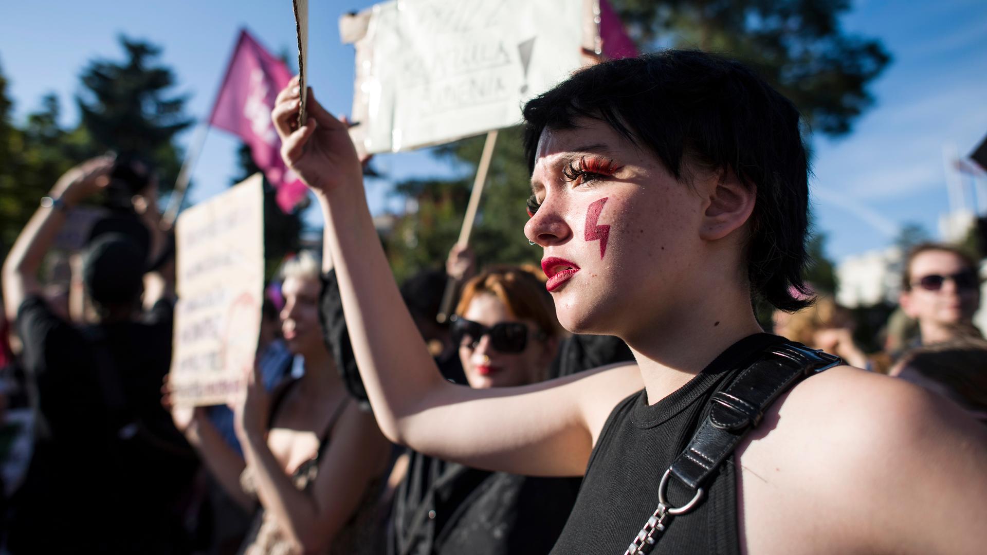 Ein roter Lichtblitz im Gesicht einer Demonstrantin bei einem Protest gegen das Scheitern der Liberalisierung des Abtreibungsrechts durch die Regierung von Premierminister Tusk. Nach dem geltenden Gesetz gibt es bis zu drei Jahre Gefängnis.