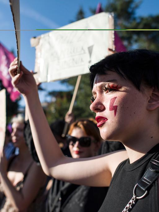 Ein roter Lichtblitz im Gesicht einer Demonstrantin bei einem Protest gegen das Scheitern der Liberalisierung des Abtreibungsrechts durch die Regierung von Premierminister Tusk. Nach dem geltenden Gesetz gibt es bis zu drei Jahre Gefängnis.