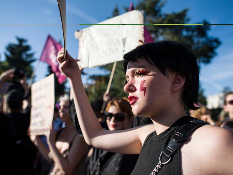 Ein roter Lichtblitz im Gesicht einer Demonstrantin bei einem Protest gegen das Scheitern der Liberalisierung des Abtreibungsrechts durch die Regierung von Premierminister Tusk. Nach dem geltenden Gesetz gibt es bis zu drei Jahre Gefängnis.