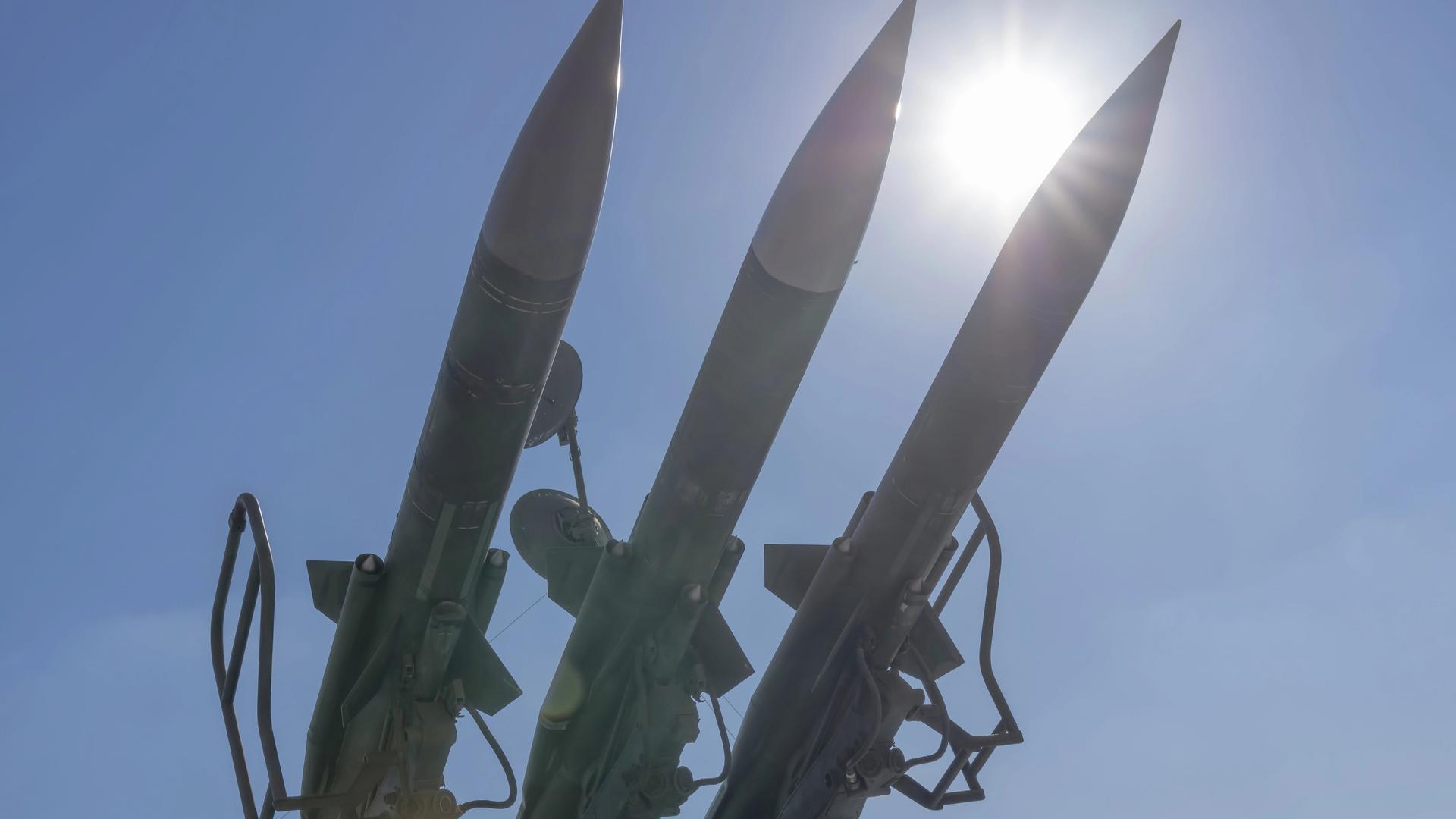 Drei Langstreckenraketen gegen die Sonne fotografiert. Ab 2026 sollen US-Raketen mit großer Reichweite in Deutschland stationiert werden. 